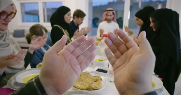 Eid Mubarak musulmanes orando antes de la cena iftar. Comer comida tradicional durante el mes de fiesta del Ramadán en casa. — Vídeos de Stock