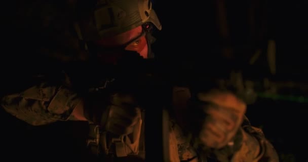 Dois lutadores de uma unidade especial se movem pela floresta à noite com fogo em backgorund — Vídeo de Stock