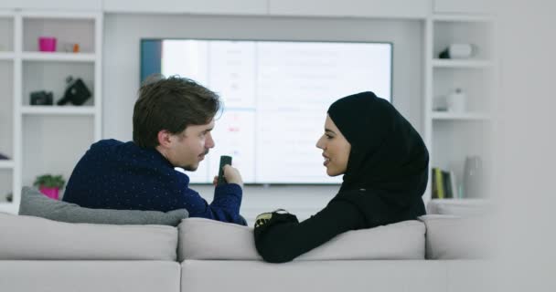 Muzułmańska para ogląda telewizję podczas ramadanu — Wideo stockowe