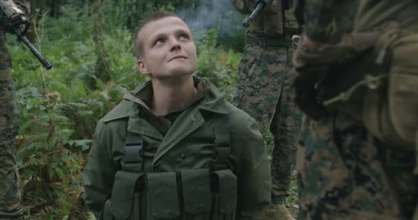 Soldaten fassen Terroristen und führen Anti-Terror-Militäraktionen in dichtem Wald durch, im Hintergrund Rauch — Stockvideo