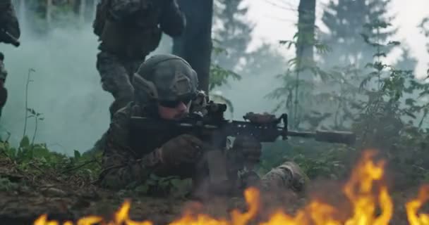Özel Kuvvetler askerleri görev başında. Seçkin birlikler ormanda ateş ve duman içinde ilerliyorlar. — Stok video
