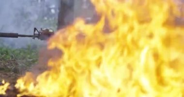 Özel Kuvvetler askerleri görev başında. Seçkin birlikler ormanda ateş ve duman içinde ilerliyorlar.