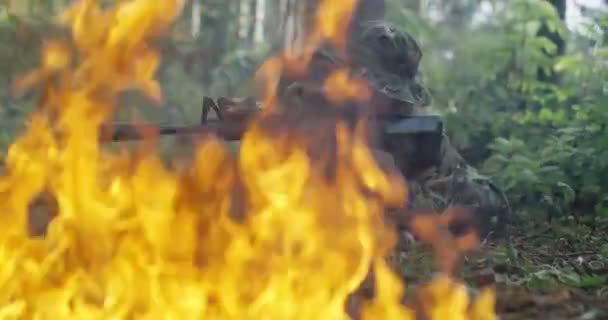 Soldados das Forças Especiais em acção. Esquadrão de elite se move através de fogo e fumaça na floresta — Vídeo de Stock