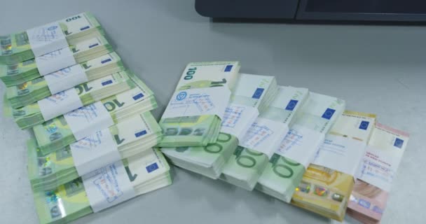 Χρήματα ευρώ, τραπεζογραμμάτια ευρώ, σωρεία χρημάτων σε διάφορα τραπεζογραμμάτια — Αρχείο Βίντεο