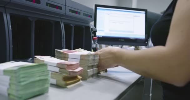 Pessoas, finanças e conceito de caixa - escriturário mão contando dólares com máquina de contador de dinheiro eletrônico no escritório do banco ou trocador de moeda — Vídeo de Stock