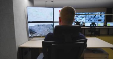 İzleme odasında radyo vericisi kullanan erkek güvenlik görevlisi, güvenlik ve gözetim kavramı