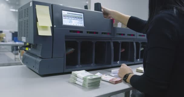 Concepto de personas, finanzas y efectivo - contando dólares con contador de dinero electrónico en la oficina bancaria o en el cambiador de divisas — Vídeos de Stock