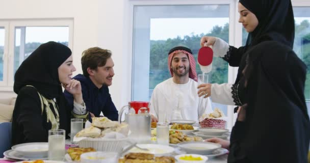 Muselman familj har en Ramadan fest — Stockvideo