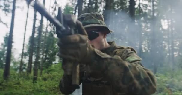 Soldat zielt aus Gewehr im Wald, Rauch im Hintergrund, Militär- und Armeekonzept — Stockvideo