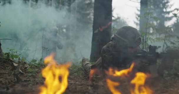 Soldaten van de Special Forces in actie. Elite squad beweegt door vuur en rook in het bos — Stockvideo
