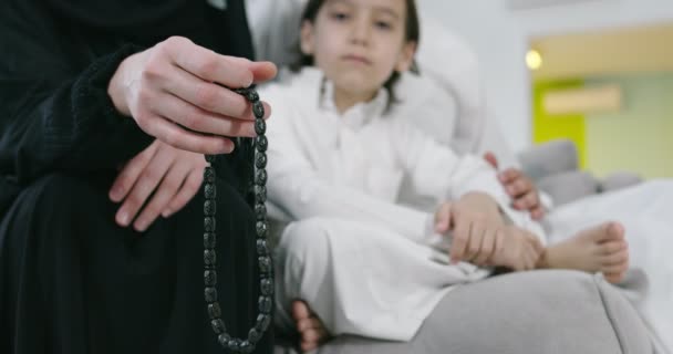 Muslim women using misbaha to keep track of counting in tasbih during Ramadan — Stock Video