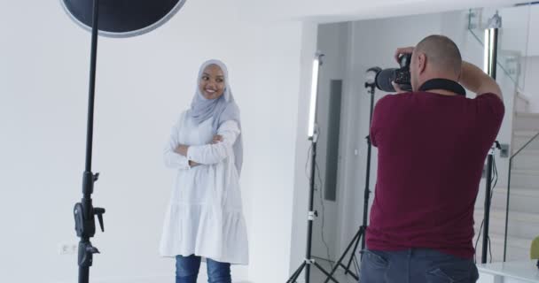 Afro-Amerikaanse moslim model poseren voor een fotoshoot in de fotostudio — Stockvideo