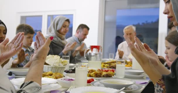 Οικογενειακή συγκέντρωση φαγητού στο σπίτι κατά τη διάρκεια του Ραμαζανιού — Αρχείο Βίντεο