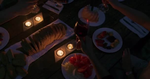 Концепція молодіжної дружби Руки тости червоне винне скло біля річки вночі — стокове відео