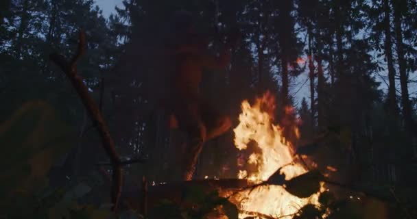Военнослужащие, идущие тщательным образом и бродившие над огнем в густом лесу ночью, концепция армейских действий ночью — стоковое видео
