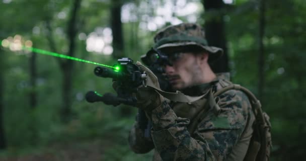 Soldat tar sikte från gevär med laser i skogen under skymning tid, militär och armé koncept — Stockvideo