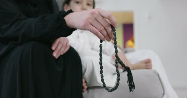 Femmes musulmanes utilisant misbaha pour garder une trace du comptage dans tasbih pendant le Ramadan — Video