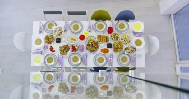 Reunión de la familia musulmana para tener a Iftar en Ramadán juntos top view — Vídeos de Stock