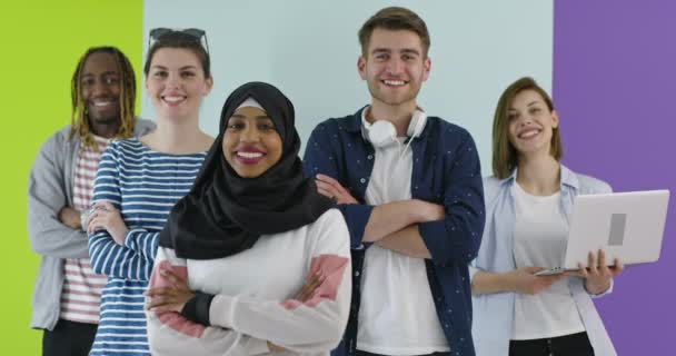 Diversidade Estudantes Amigos Felicidade Conceito, grupo de estudantes olhando para câmera sobre backgorund cor — Vídeo de Stock