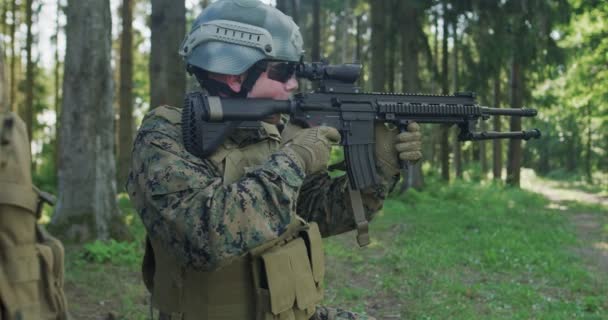 Soliders skyddar sin linje i tät skog. Militära åtgärder för att spara och skydda basen i skogen — Stockvideo