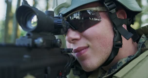 Close-up de solider usando rifle de assalto, protegendo a base militar na floresta — Vídeo de Stock