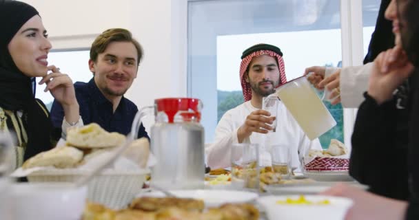 Familia musulmana teniendo una fiesta de Ramadán — Vídeos de Stock