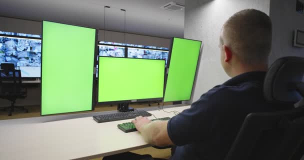 Spezialist für Systemsicherheit arbeitet im System Control Center. Der Raum ist voll von grünen Bildschirmen, Chroma-Bildschirm und Sicherheit — Stockvideo