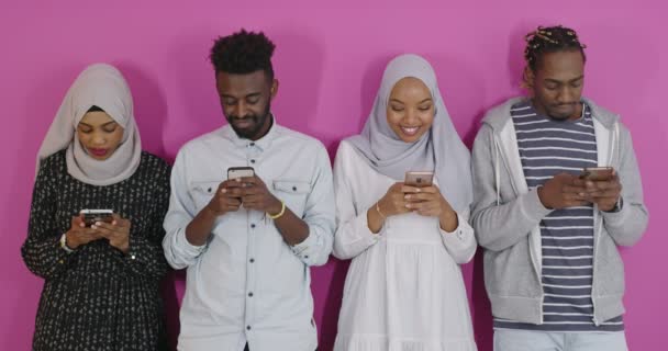 Afrikaanse studenten groep met behulp van smartphones over kleurrijke achtergrond — Stockvideo