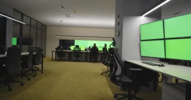 Birçok monitörü ve yeşil Screan 'lı kapalı devre kameraları olan modern güvenlik ve gözetim merkezi, krom anahtarlı koruma ve güvenlik kavramı