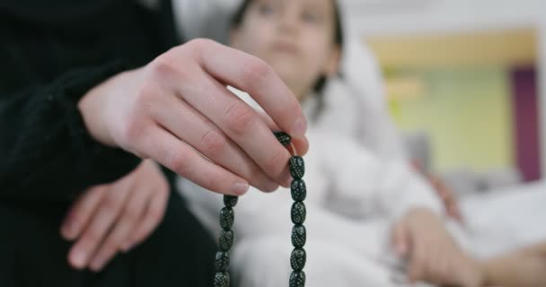 Femmes musulmanes utilisant misbaha pour garder une trace du comptage dans tasbih pendant le Ramadan — Video