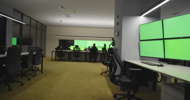 Modern verklighet av säkerhet eller övervakning centrum med många skärmar och cctv-kameror med gröna screan, begreppet skydd och säkerhet med kromnyckel — Stockvideo