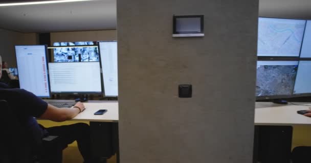 İzleme odasında radyo vericisi kullanan erkek güvenlik görevlisi, güvenlik ve gözetim kavramı — Stok video