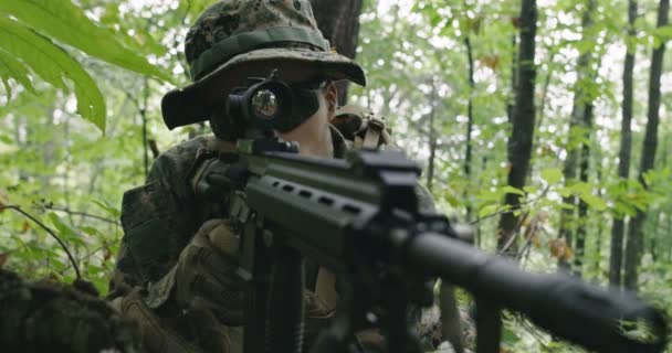 Voll ausgerüstete Gewehrsoldaten in Tarnuniform greifen Feinde an, Gewehr in Schießposition im dichten Wald — Stockvideo