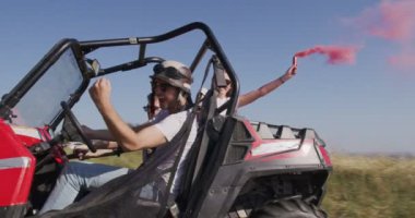 Hippi arkadaşlar renk fişekleriyle eğleniyorlar ve doğada off-road araba sürüyorlar. Maceracı ruh ve özgürlük