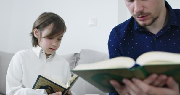 Padre e figlio musulmano che leggono dal Corano durante il Ramadan — Video Stock