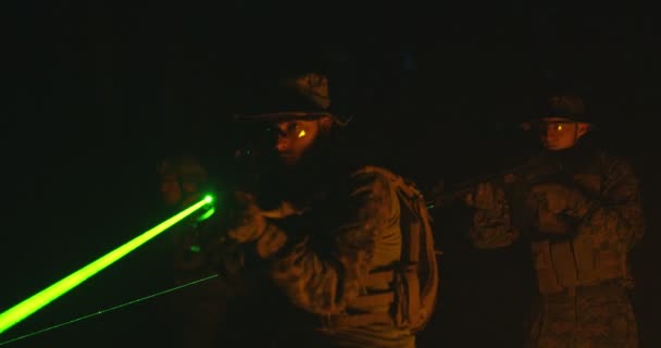 특수 부대의 전사 두 명 이 밤에 백로 드에서 화재와 함께 숲을 통해 이동 — 비디오