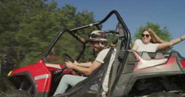 Hipster arkadaşlar renk fişekleriyle eğleniyorlar ve doğada off-road araba sürerken kaza sonucu