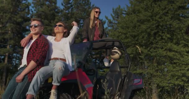 Группа молодых хипстеров наслаждается утренним солнцем на внедорожнике и веселится — стоковое видео