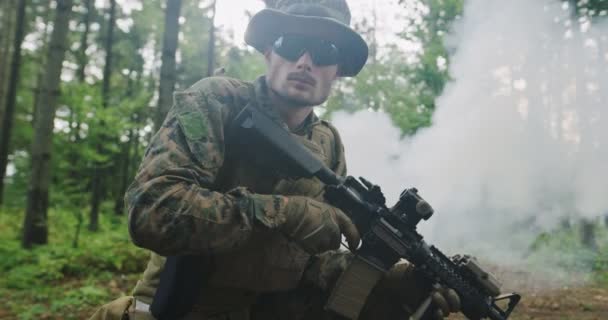 Soldado que tem como objetivo de rifle na floresta, fumaça no fundo, militar e conceito do exército — Vídeo de Stock