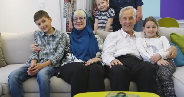 Több generáció portré boldog modern muszlim család előtt iftar vacsora során ramadán lakoma otthon — Stock videók