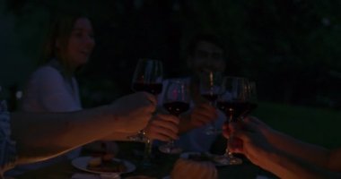 Gençlik arkadaşlığı kavramı - Akşamları nehirde kırmızı şarap kadehi kızartan eller