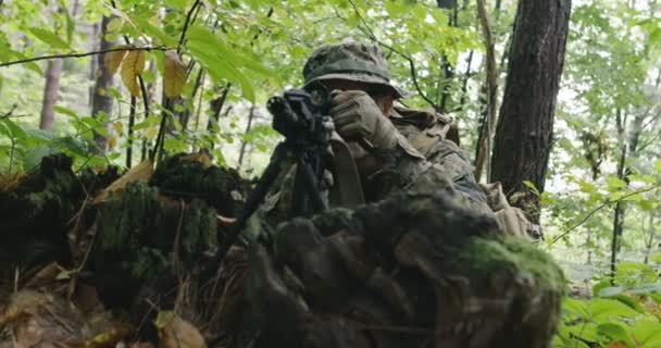 Volledig uitgeruste geweer soldaat met camouflage uniform aanvallende vijand, geweer in vuurpositie in dichte bos — Stockvideo