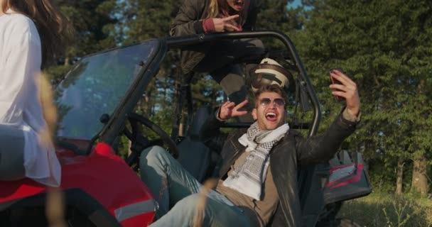 Egy csapat fiatal hipster pár élvezi a reggeli napsütést off road car és szórakozás — Stock videók