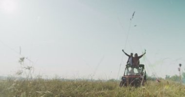 Hippi arkadaşlar renk fişekleriyle eğleniyorlar ve doğada off-road araba sürüyorlar. Maceracı ruh ve özgürlük
