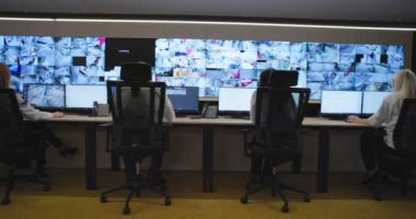 Güvenlik görevlileri gözetleme odasındaki kameraları izliyorlar.