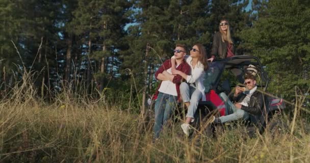 Grupa młodych hipsterów para korzystających rano słońce na off road samochodu i zabawy — Wideo stockowe