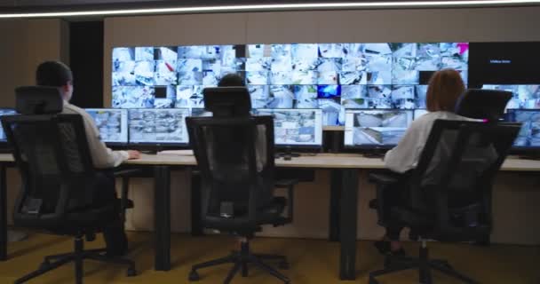 Güvenlik görevlileri gözetleme odasındaki kameraları izliyorlar. — Stok video