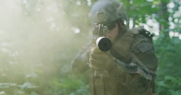 Silhouet van de volledig uitgeruste soldaat die door het rookbos beweegt. Militaire actie — Stockvideo