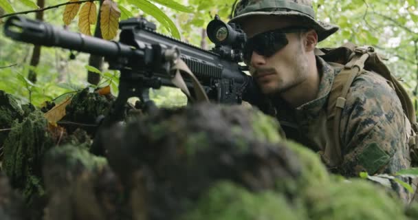 全副武装身着迷彩服的来复枪兵攻击敌人，在密林中的射击位置上 — 图库视频影像