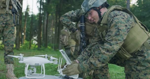 Soldados se preparam para a implantação do drone e se preparam para a ação militar — Vídeo de Stock